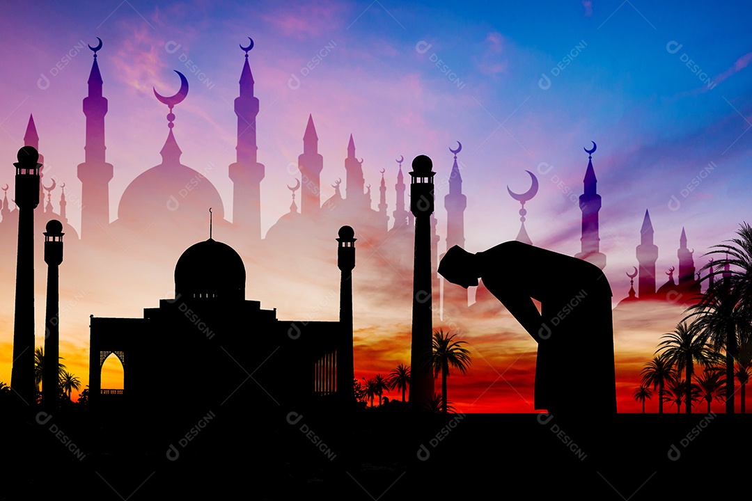 Homem islâmico rezando oração muçulmana na hora do crepúsculo