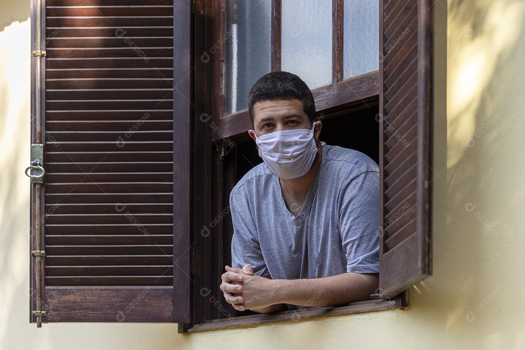 Homem jovem usando mascara para prevenir do covid 19