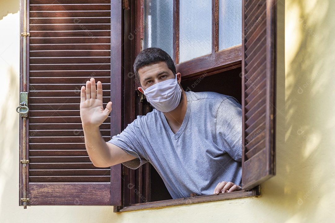 Homem jovem usando mascara para prevenir do covid 19