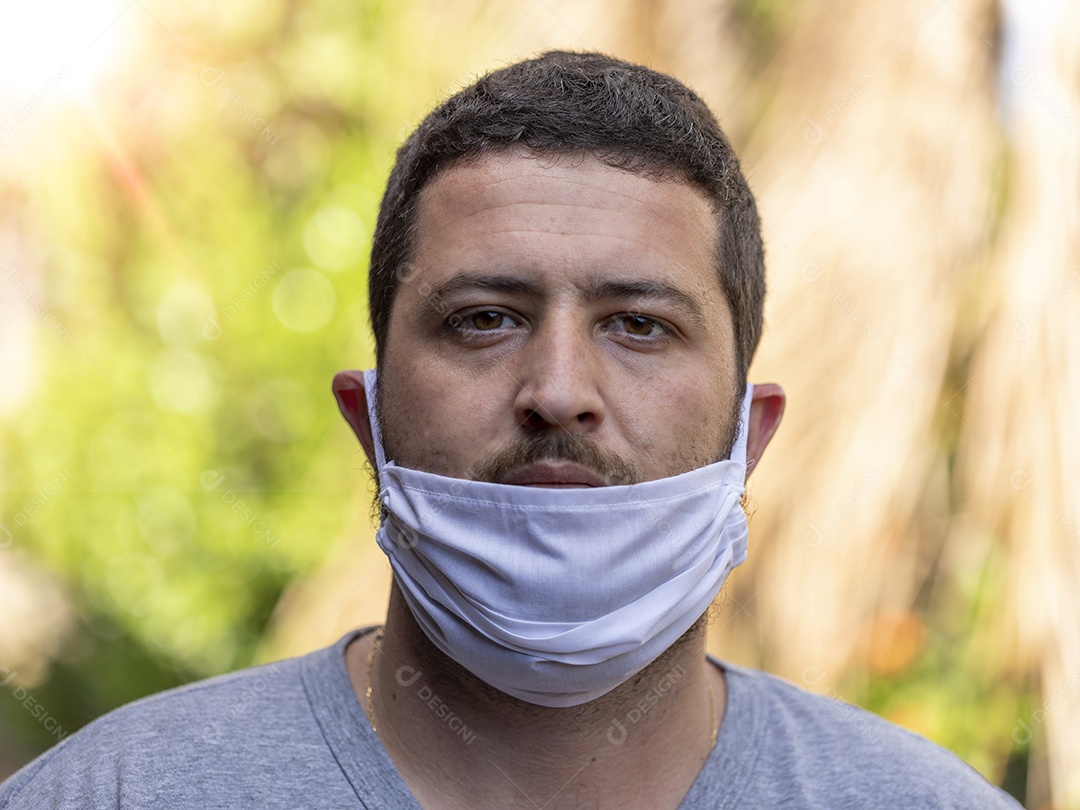 Homem jovem usando mascara para prevenir do covid 19
