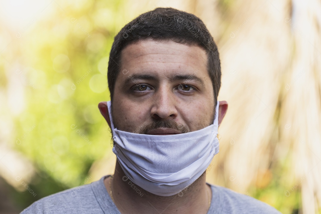 Homem jovem usando mascara para prevenir do covid 19