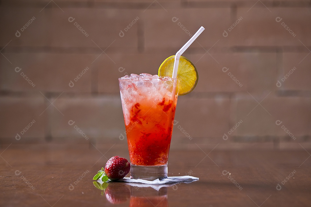 Copo com drink alcoólico de morango