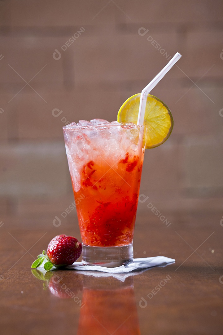 Copo com drink alcoólico de morango