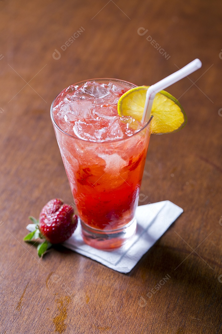 Copo com drink alcoólico de morango