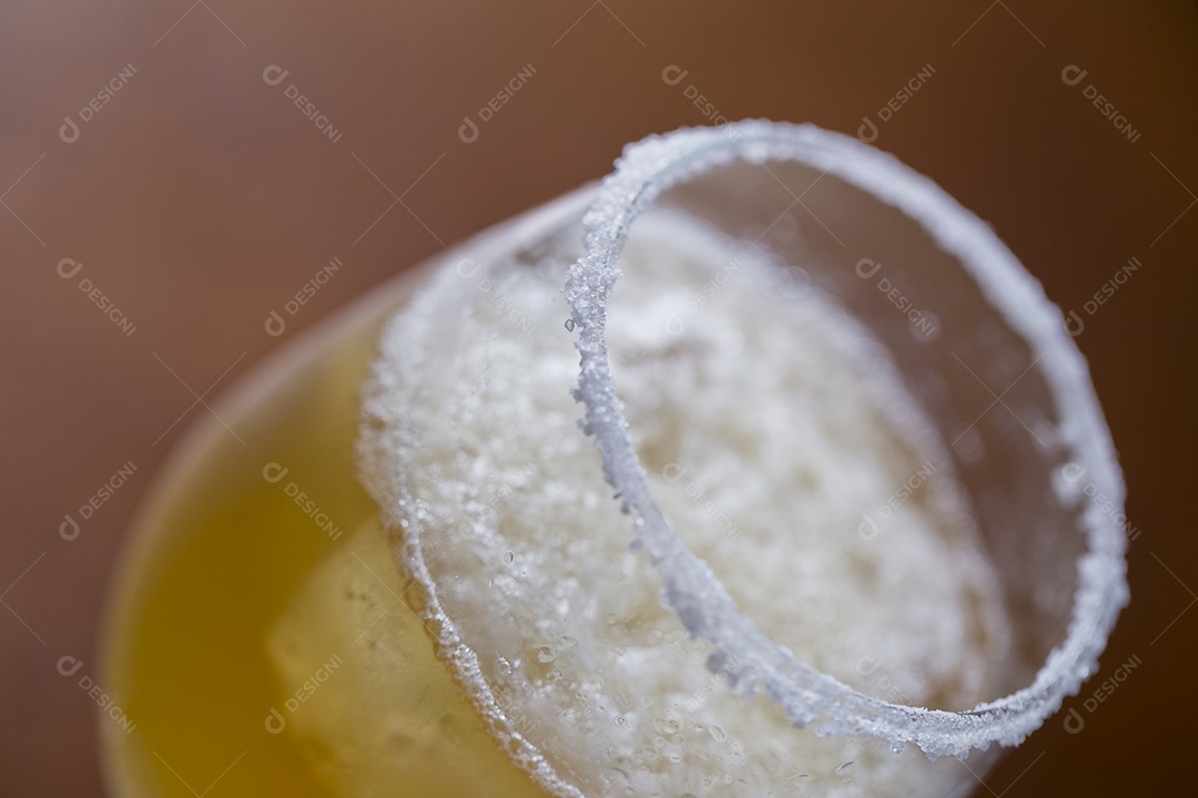 Taça com cerveja sobre mesa de madeira