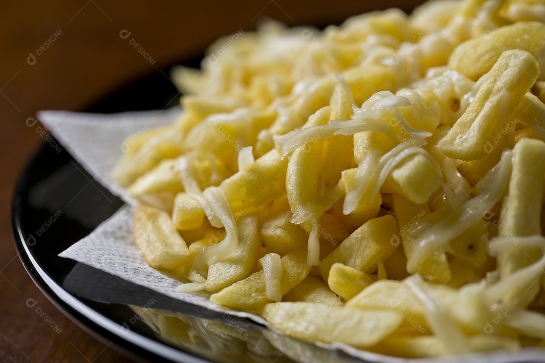 Tigela com batata frita com queijo