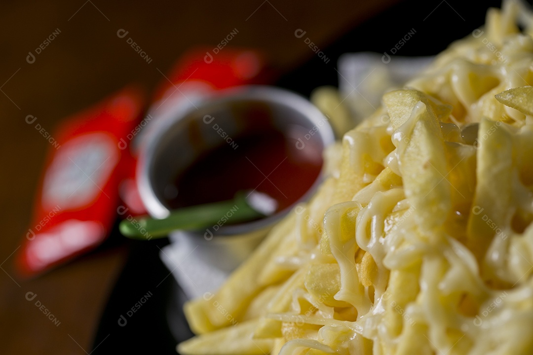 Porção de batatas fritas com queijo
