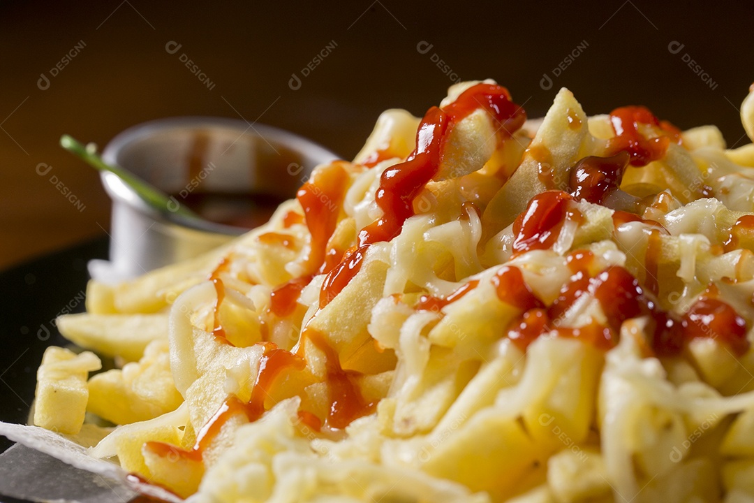Porção de batata frita com queijo