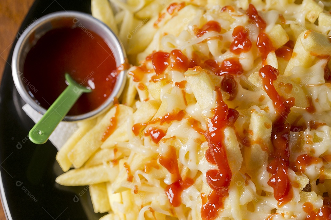 Tigela com batata frita com queijo