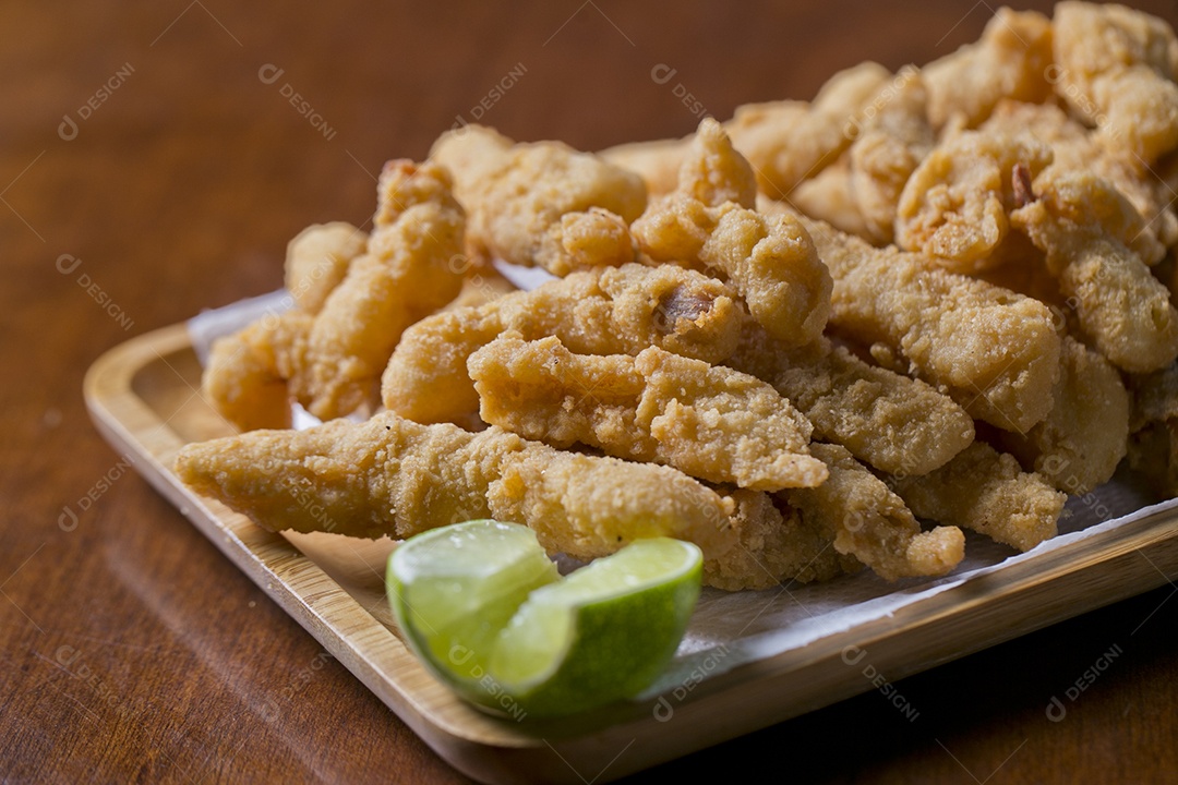 Porção de frango frito empanado sobre a mesa