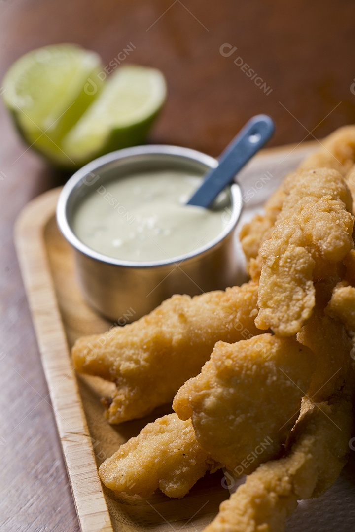 Porção de frango frito empanado sobre a mesa