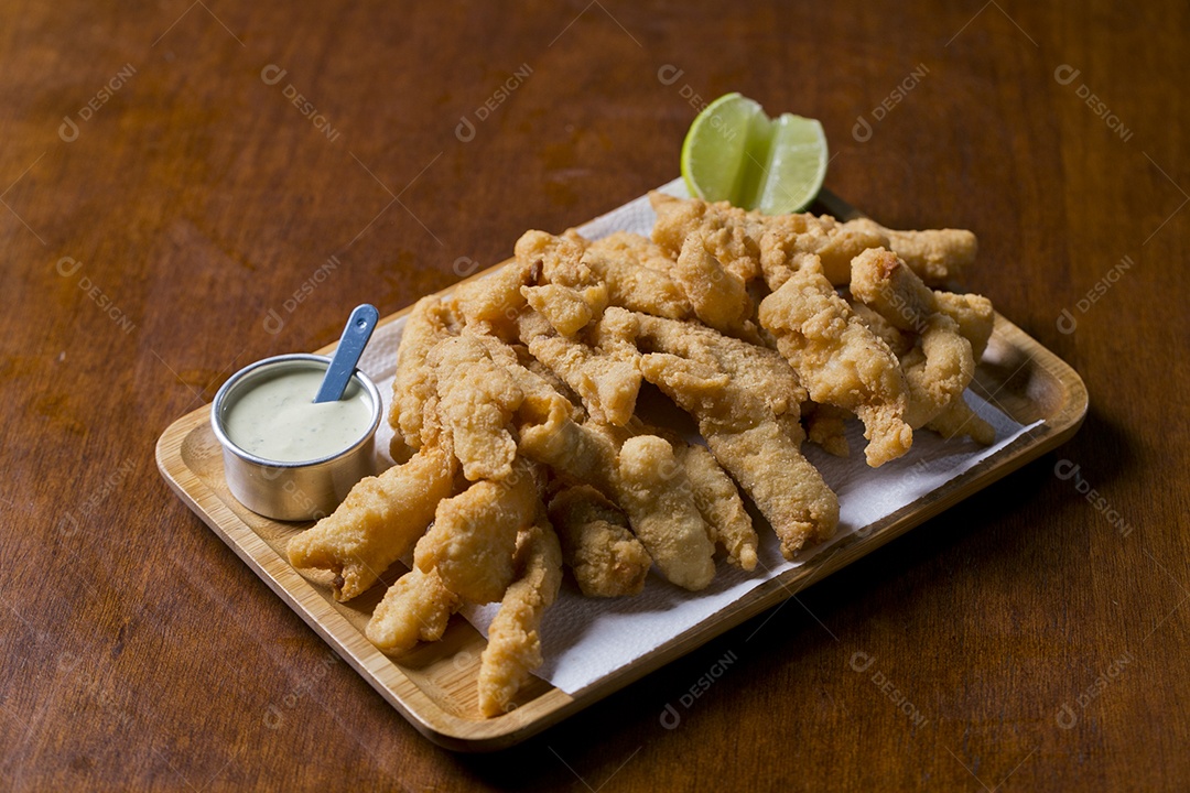 Porção de frango frito empanado sobre a mesa