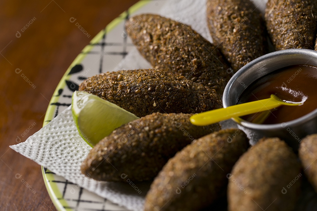 Porção de quibe frito sobre a mesa