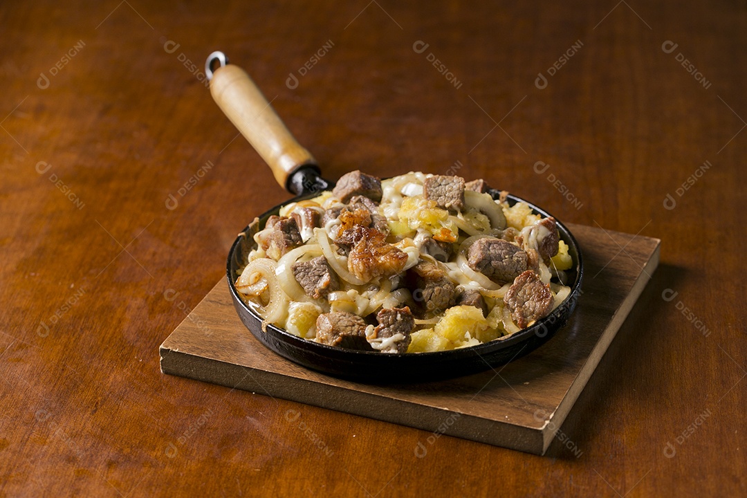 Panela com carne e mandioca frita