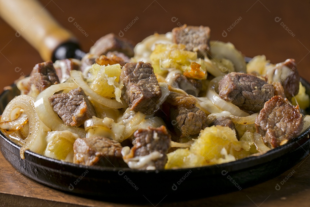 Panela com carne e mandioca frita