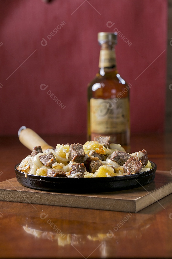 Panela com carne e mandioca frita