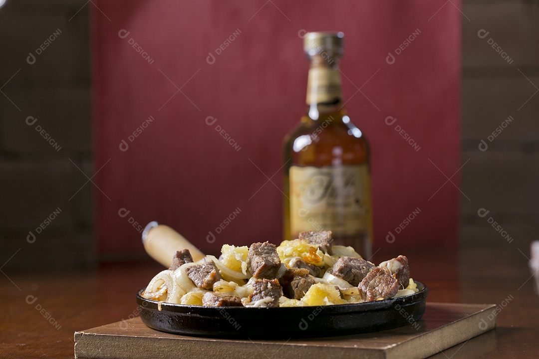 Panela com carne e mandioca frita