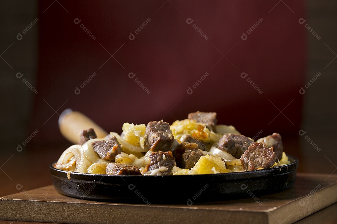 Panela com carne e mandioca frita