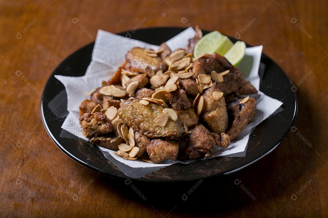 Tulipas de frango fritas sobre a mesa