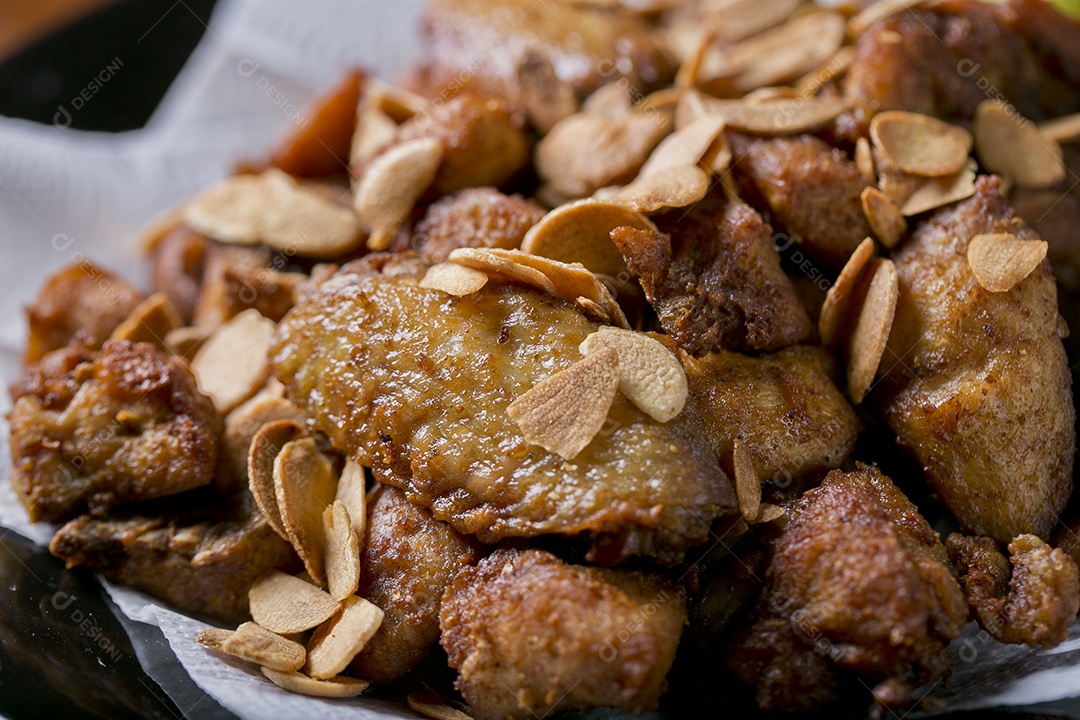 Tulipas de frango fritas sobre a mesa