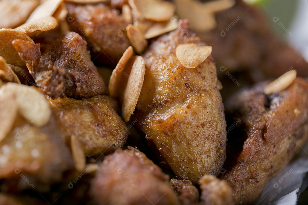 Porção de frango frito sobre a mesa