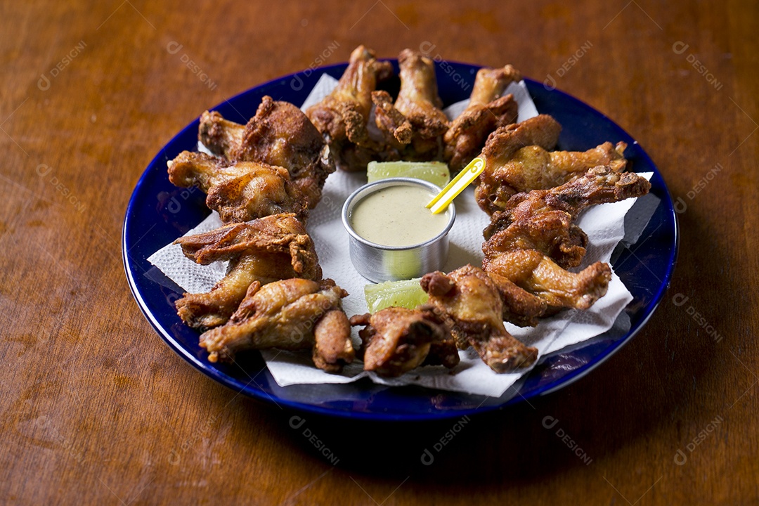 Porção de frango frito sobre a mesa