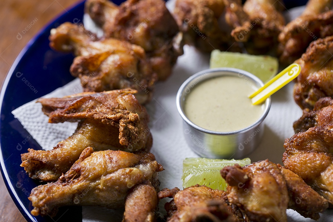 Porção de frango frito sobre a mesa