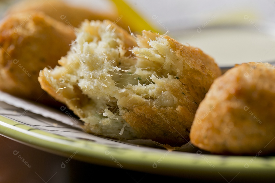 Bolinhos de bacalhau sobre a mesa