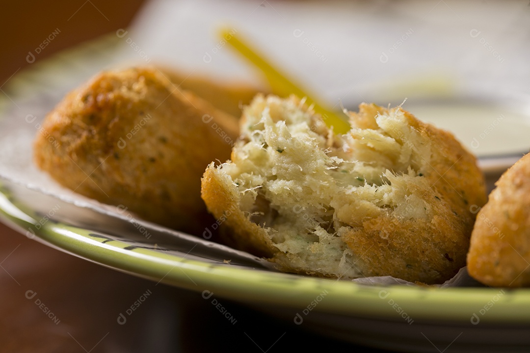 Bolinhos de bacalhau sobre a mesa