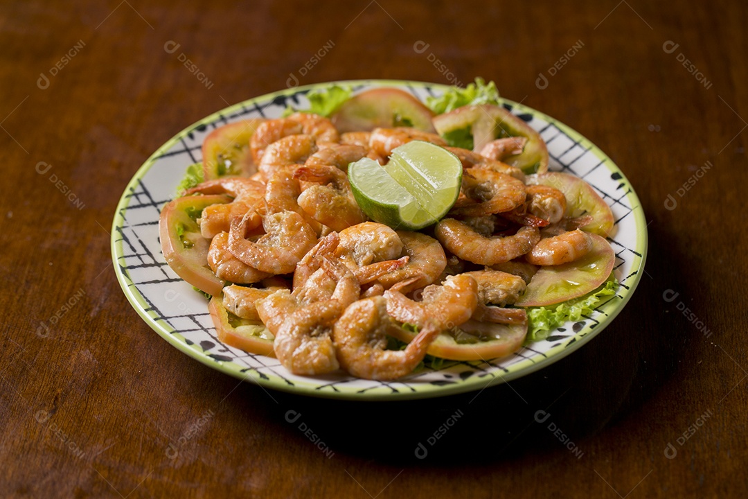 Porção de camarão frito sobre a mesa