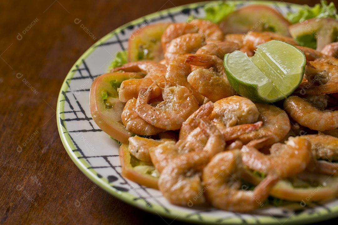 Porção de camarão frito sobre a mesa