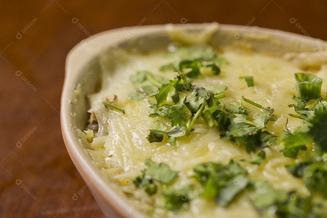 Tigela de prato gratinado sobre a mesa