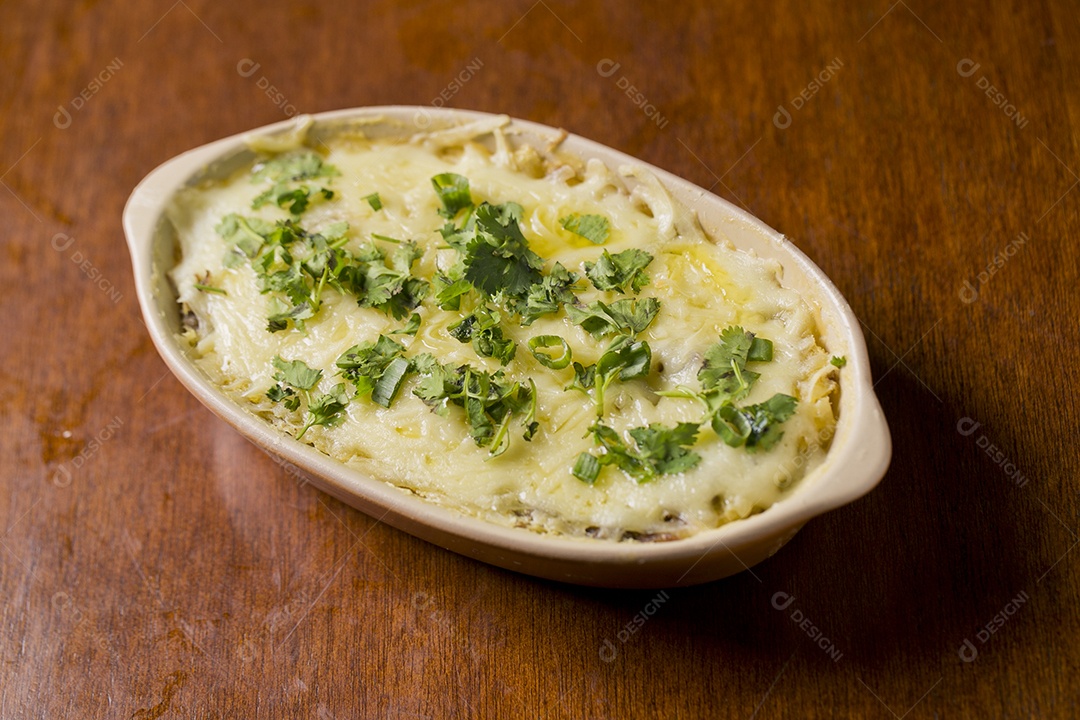 Tigela de prato gratinado sobre a mesa