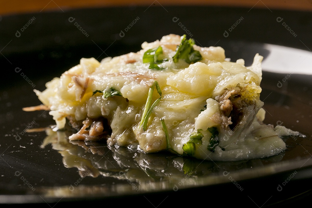 Tigela de prato gratinado sobre a mesa