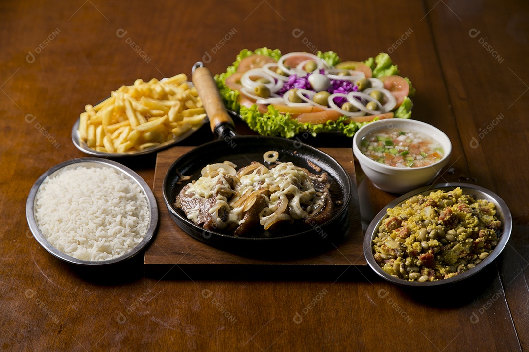 Porção de comida sobre a mesa