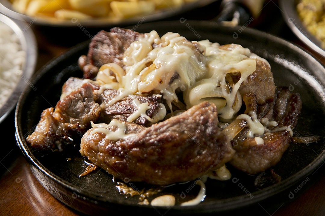 Porção de comida sobre a mesa