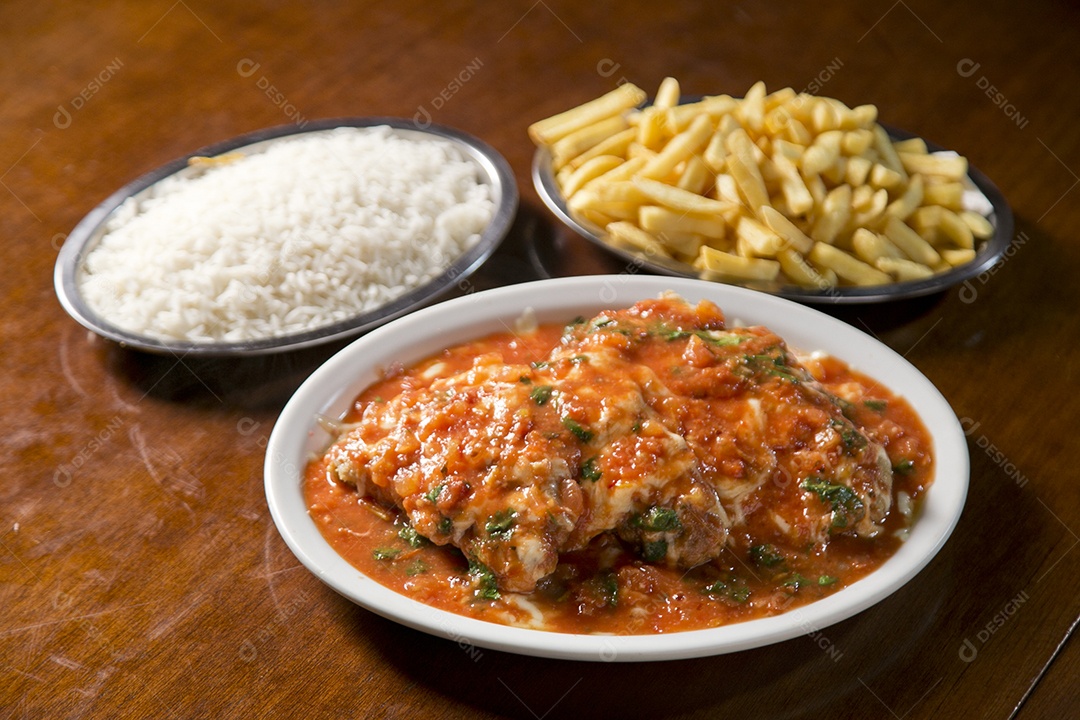 Frango a parmegiana sobre a mesa de madeira