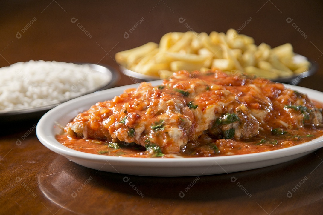 Frango a parmegiana sobre a mesa