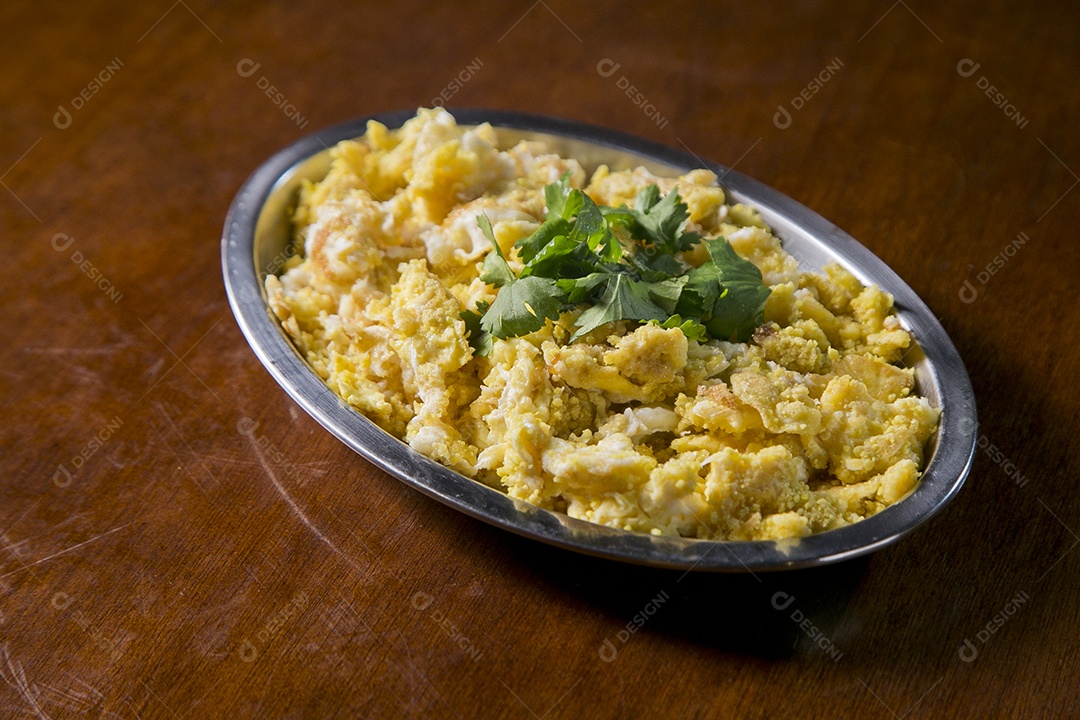 Farofa de ovo sobre a mesa