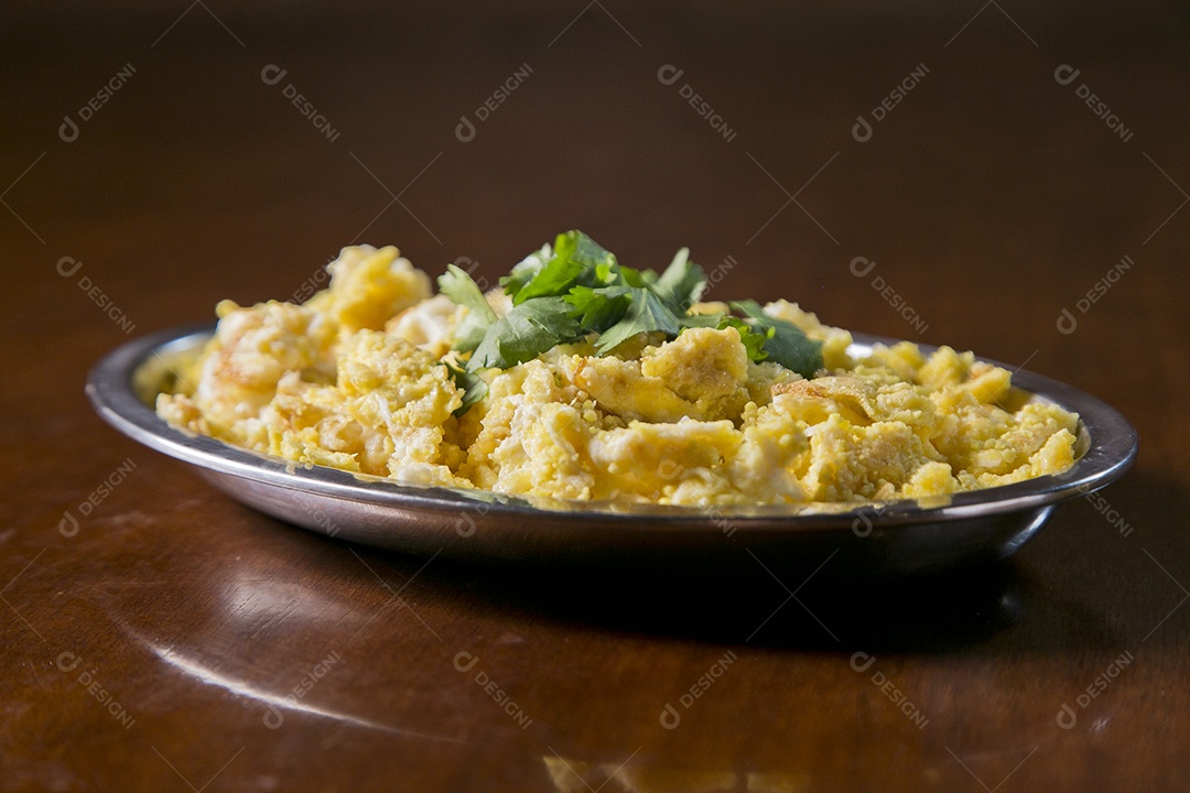 Farofa de ovo sobre a mesa