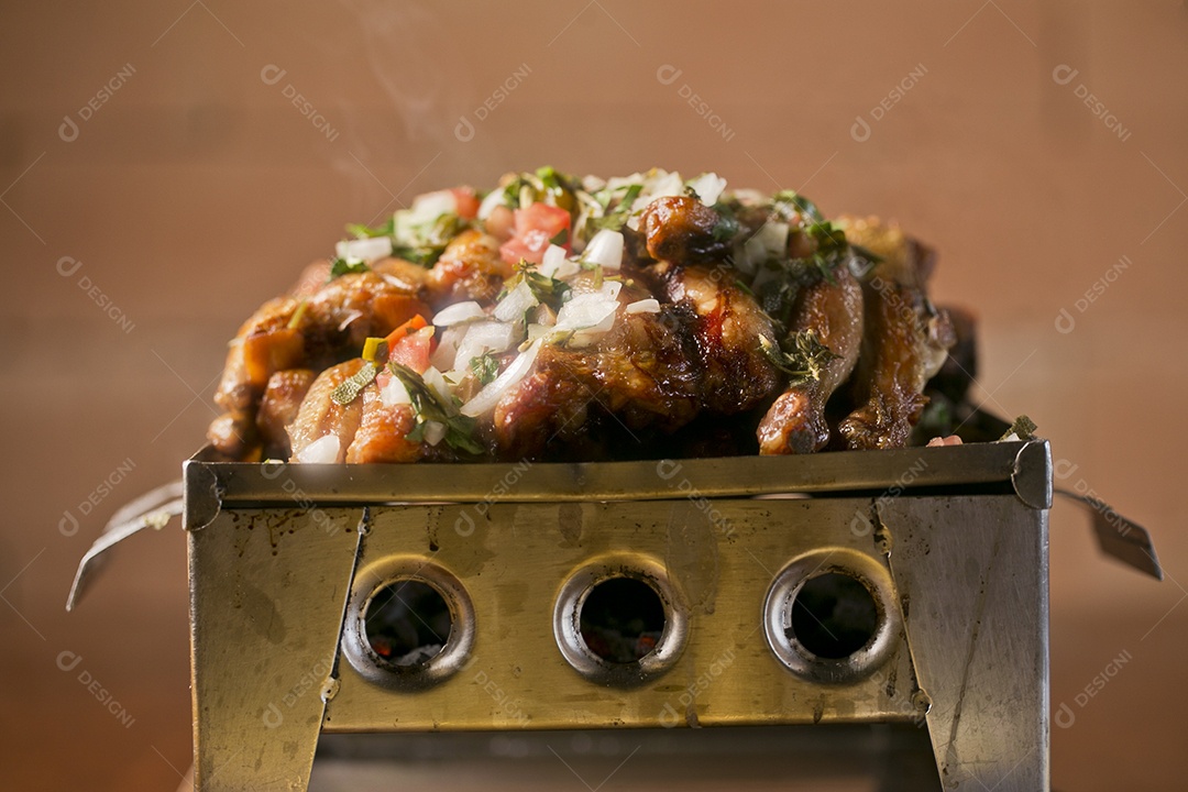 Porção de frango frita sobre a mesa