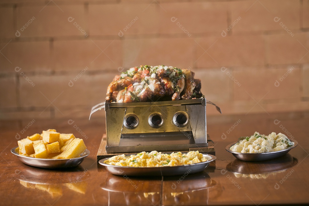 Porção de frango frita sobre a mesa