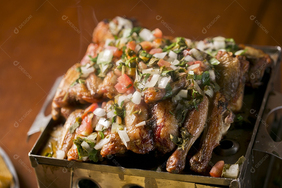 Porção de frango frita sobre a mesa