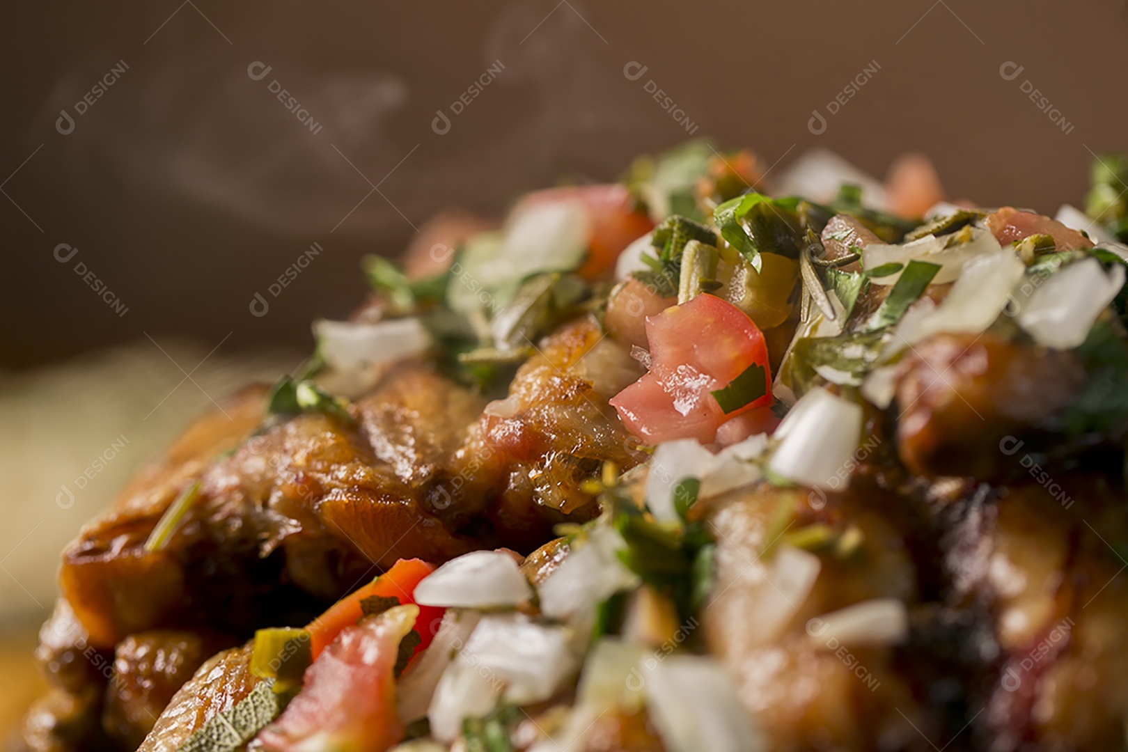 Porção de frango frita sobre a mesa