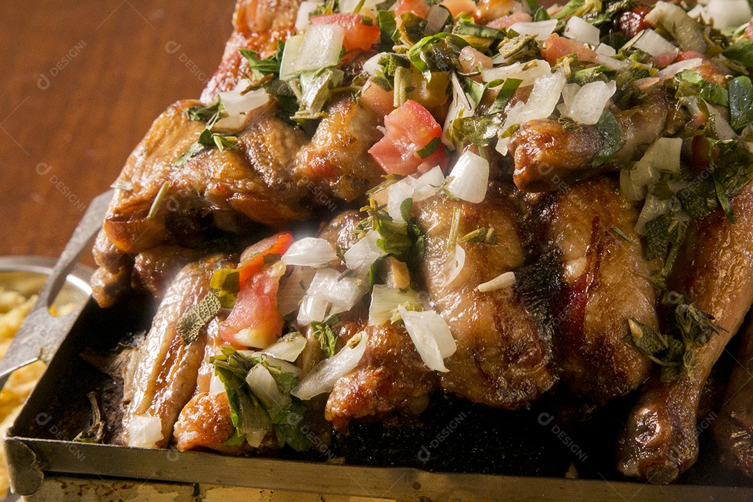 Porção de frango frita sobre a mesa