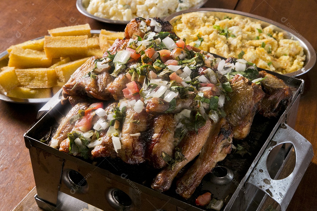 Porção de frango frito sobre a mesa