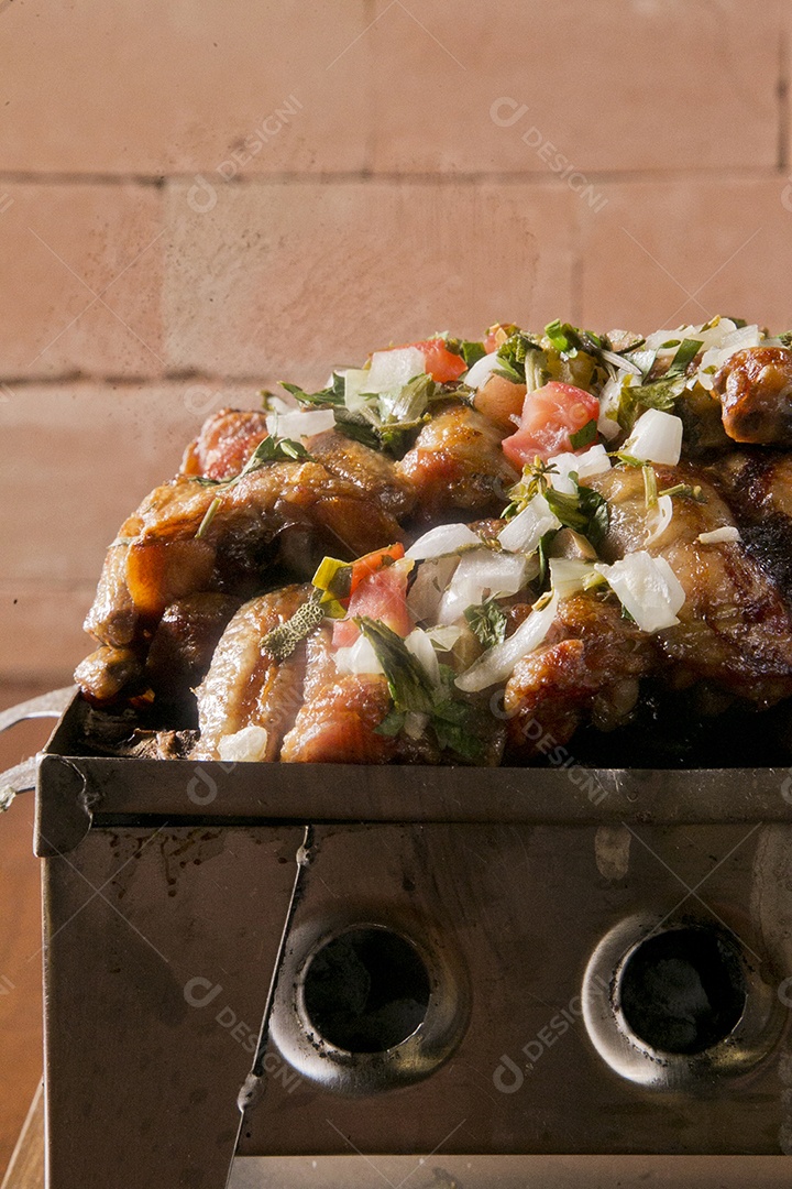 Porção de frango frita sobre a mesa