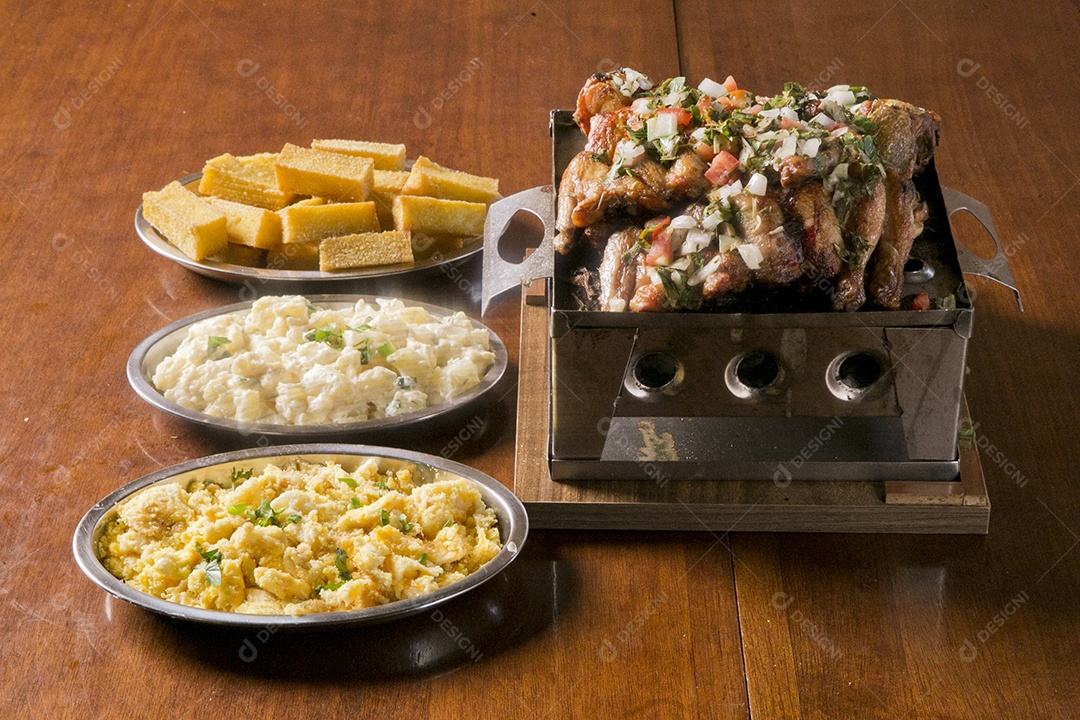 Porção de frango frita sobre a mesa