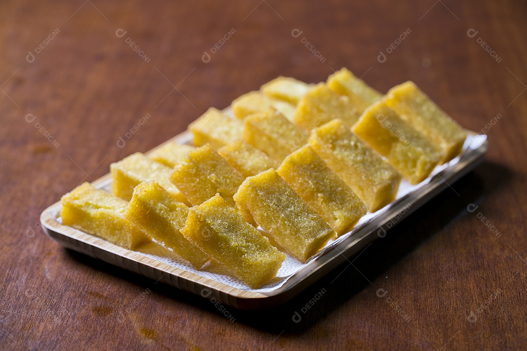 Tigela com polenta frita sobre a mesa de madeira