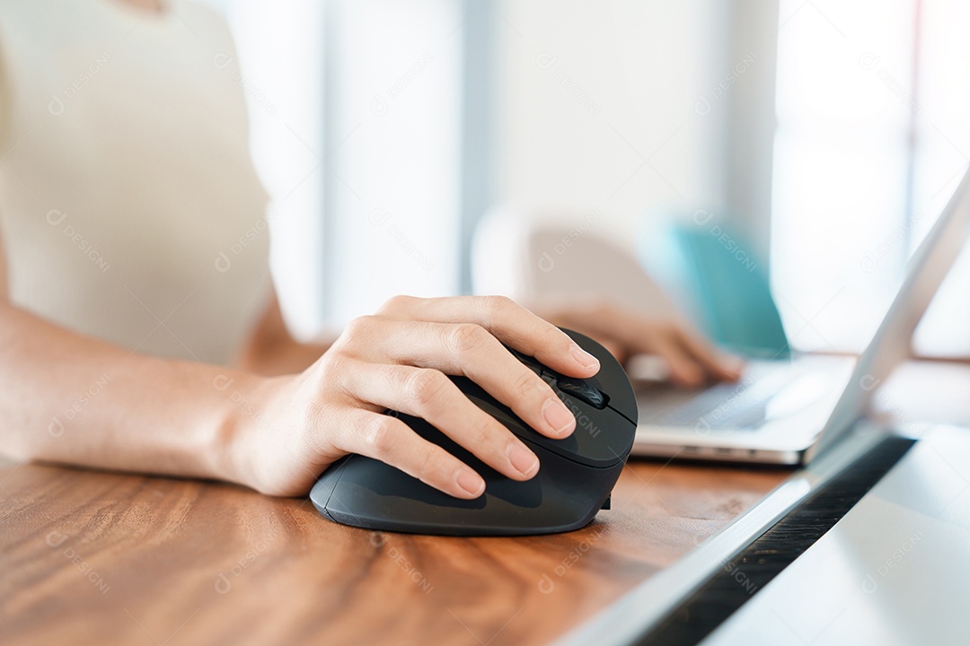 Mão de mulher usando mouse ergonômico de computador, prevenção de dor no pulso porque trabalha muito tempo. tenossinovite de De Quervain, sintoma de intersecção, síndrome do túnel do carpo ou conceito de síndrome de escritório
